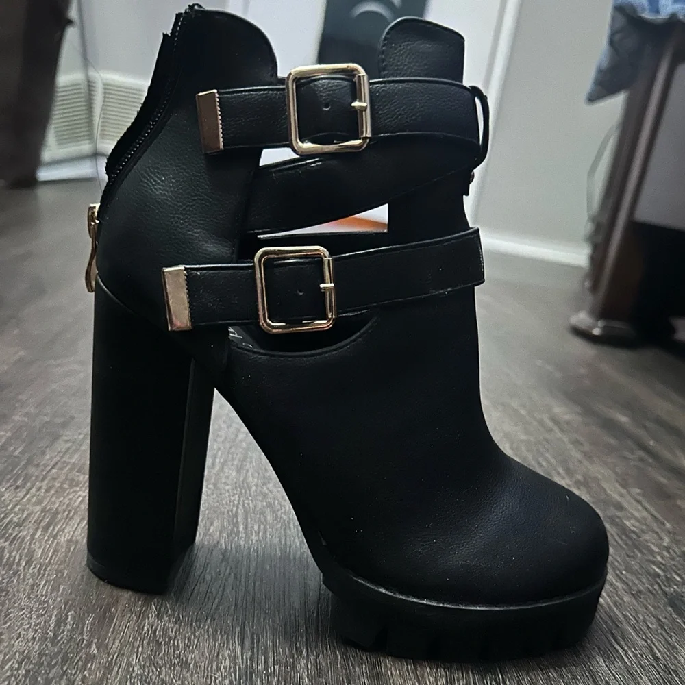 Nasty Gal 🖤 Heeled Cleated Cut-Out Faux Leather Buckle Biker Boots 👢🏍️ - Picture 5 of 9